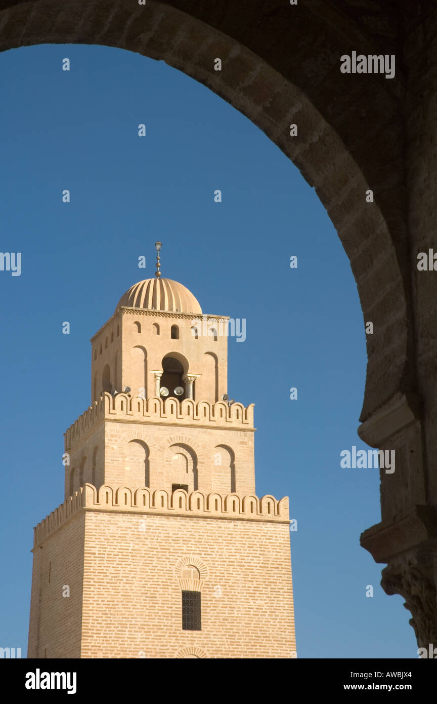 Minarete de la gran mezquita de Kairouan, el Islam del cuarto lugar de culto sagrado, Túnez. Foto de stock