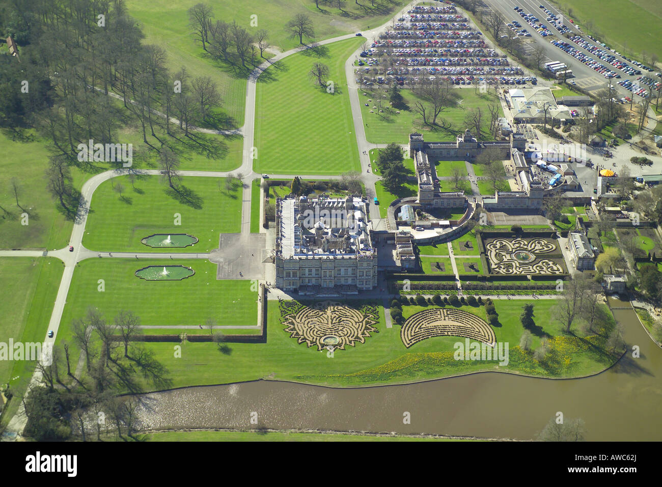 Vista aérea de Longleat House se muestra con sus jardines formales y lago. La casa señorial es famoso por su Parque Safari Foto de stock