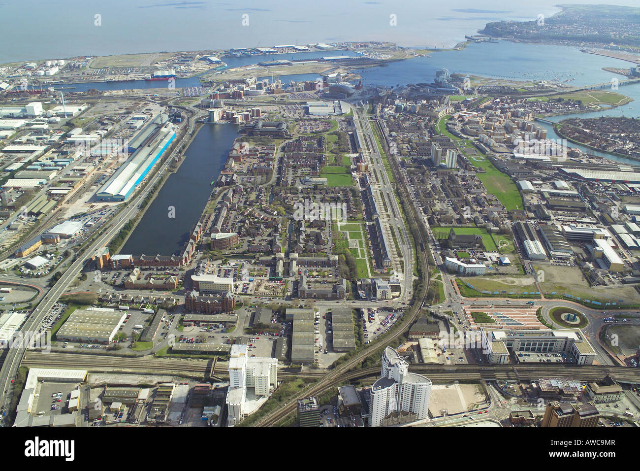 Vista aérea de la Atlantic Wharf área de la Bahía de Cardiff en Gales Foto de stock