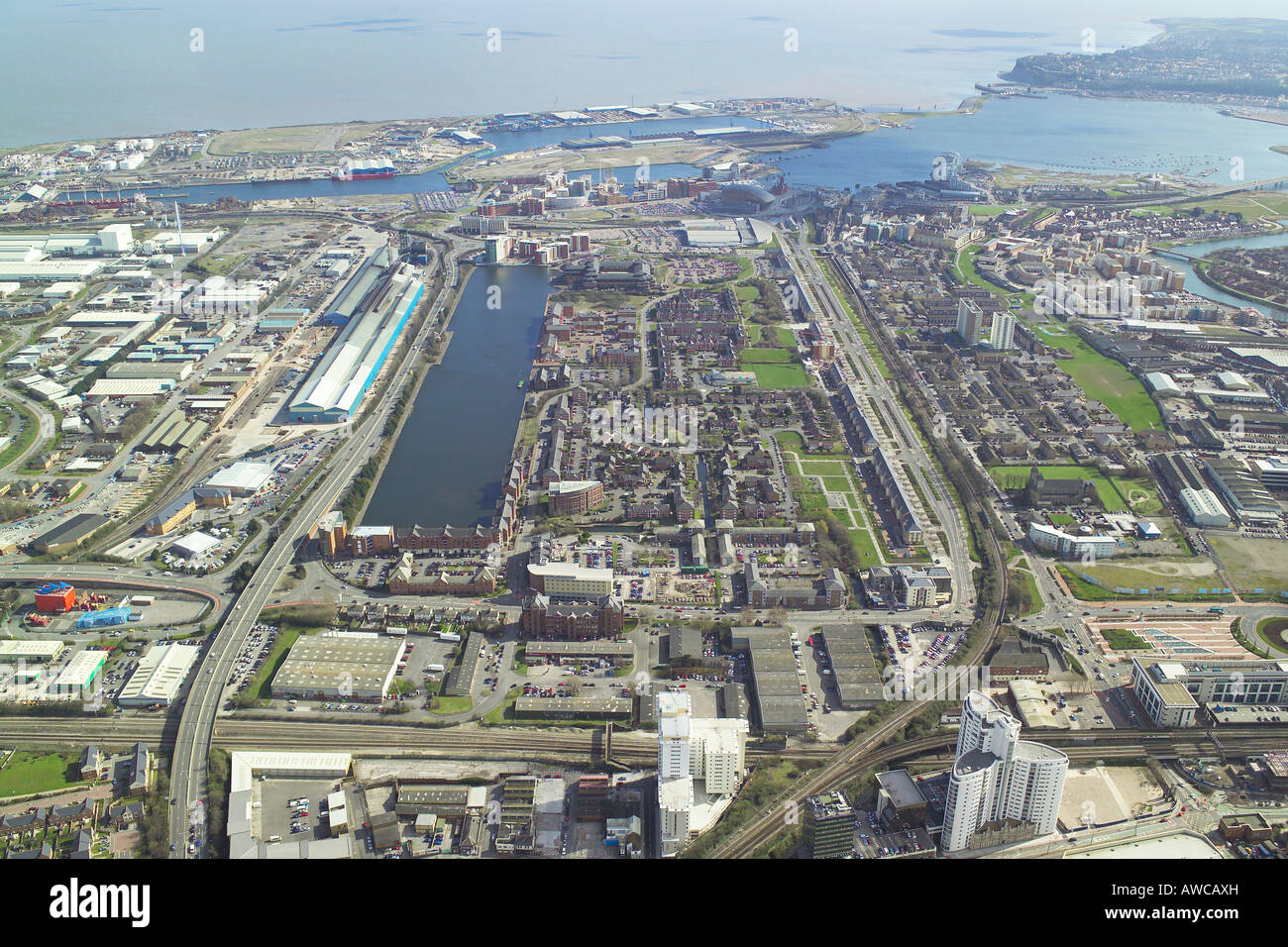 Vista aérea de la Atlantic Wharf área de la Bahía de Cardiff en Gales Foto de stock