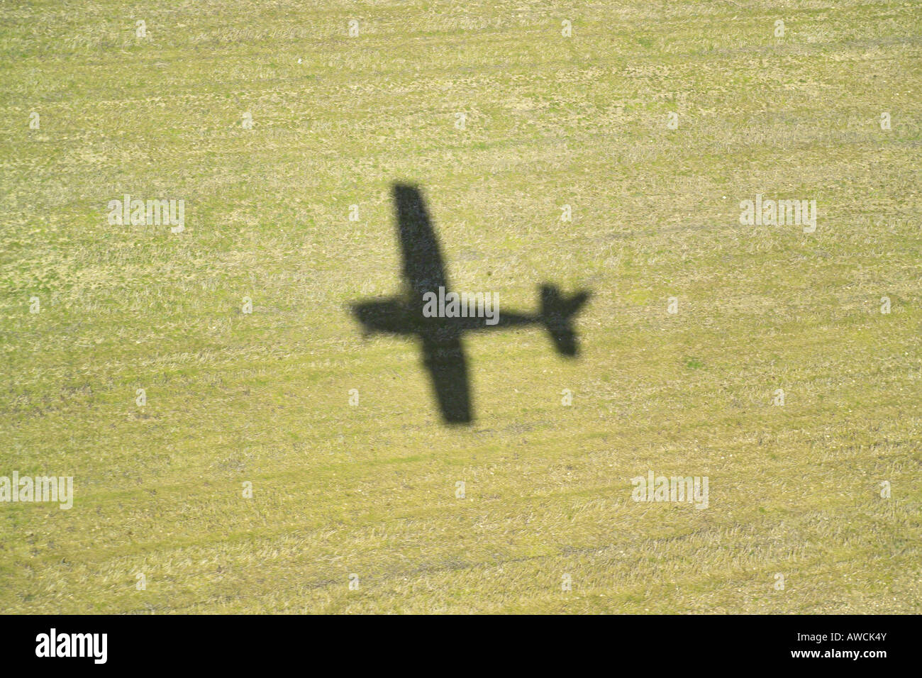 Vista aérea que muestra la sombra arrojada por un avión ligero en un terreno. La sombra fue hecha por un Cessna 172 sobre el despegue Foto de stock
