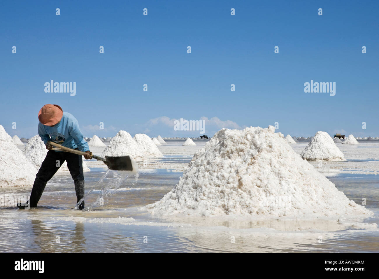 Trabajador de sal hace que la acumulación de sal, el Salar de Uyuni Salt Lake, Altiplano, Bolivia, América del Sur Foto de stock