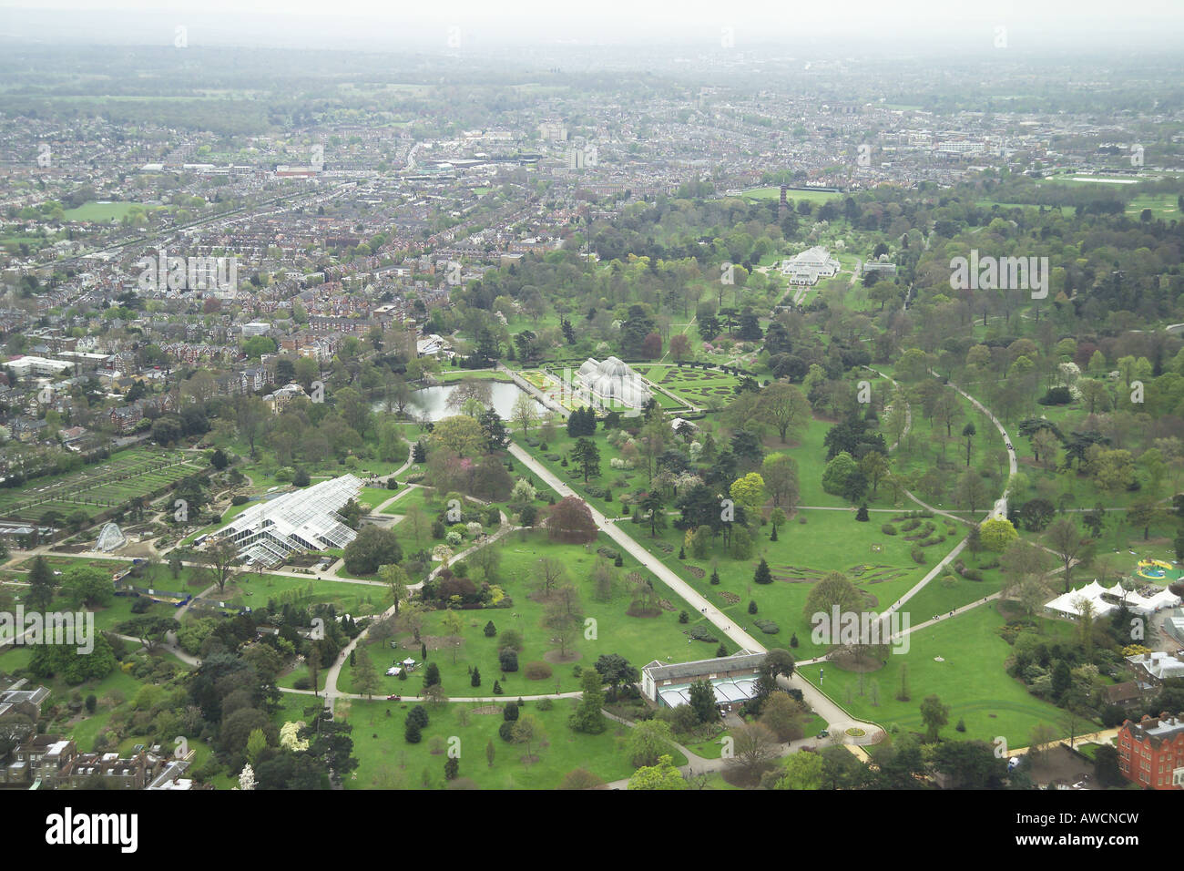 Vista aérea de los Reales Jardines Botánicos de Kew con el Princess of Wales Conservatory y la Casa de las Palmeras Foto de stock