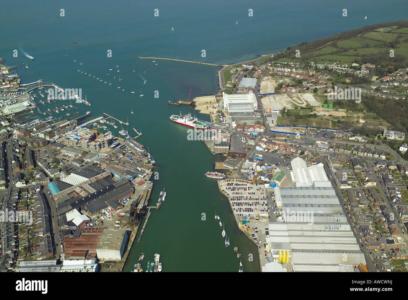 Vista aérea de Cowes & East Cowes en la Isla de Wight con la terminal del ferry, los astilleros y el puente flotante Foto de stock