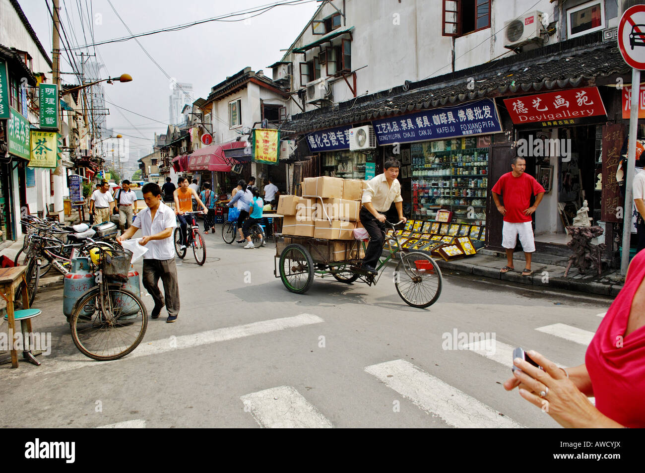 Calle en la parte vieja de Shanghai, el caos de cables, pequeñas tiendas, tráfico, Shanghai, China, Asia Foto de stock