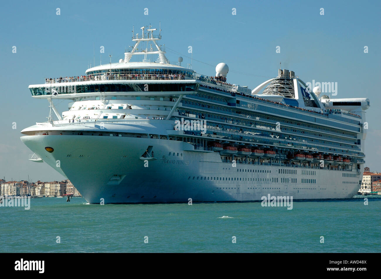 Grand Princess Cruise Ship partiendo desde la laguna de Venecia, Véneto, Italia, Europa Foto de stock