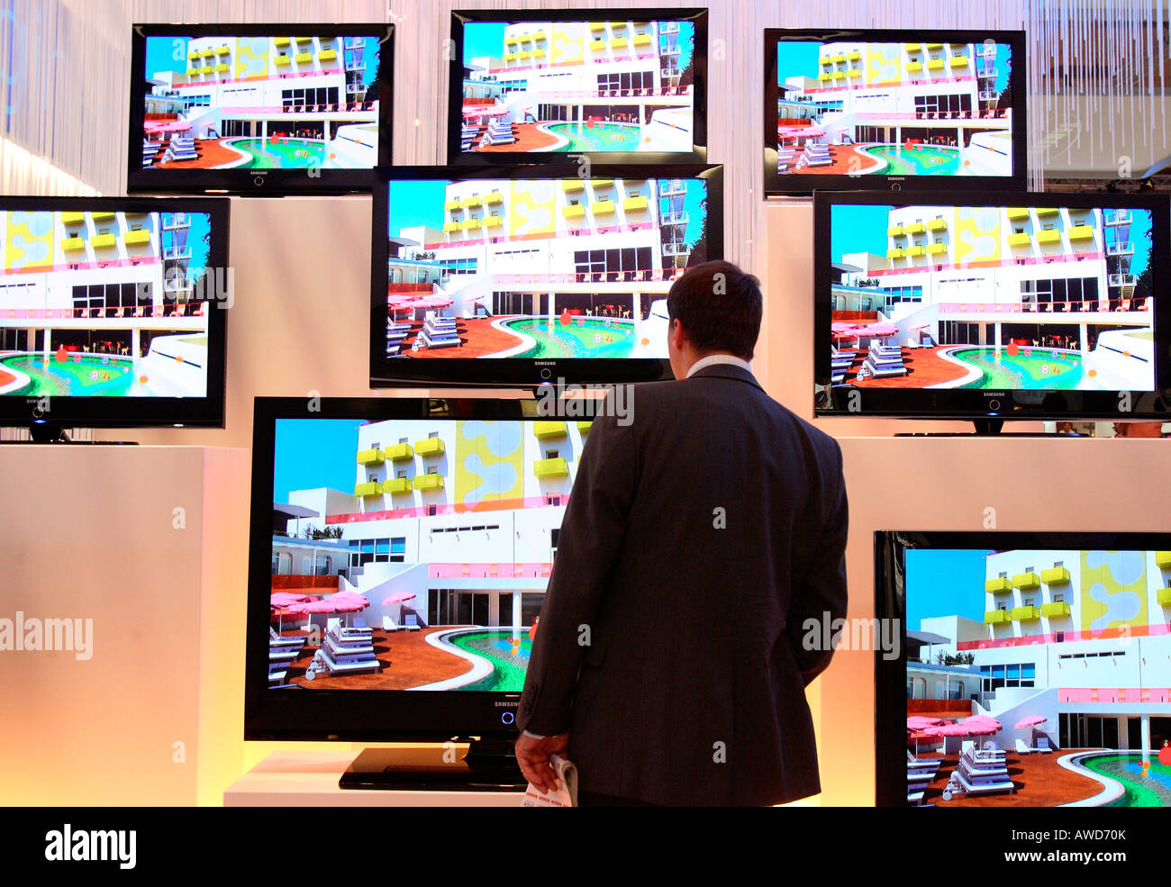 Cliente mira TV con pantallas planas - IFA 2007 (Consumer Electronics Unlimited) en Berlín, Alemania, Europa Foto de stock