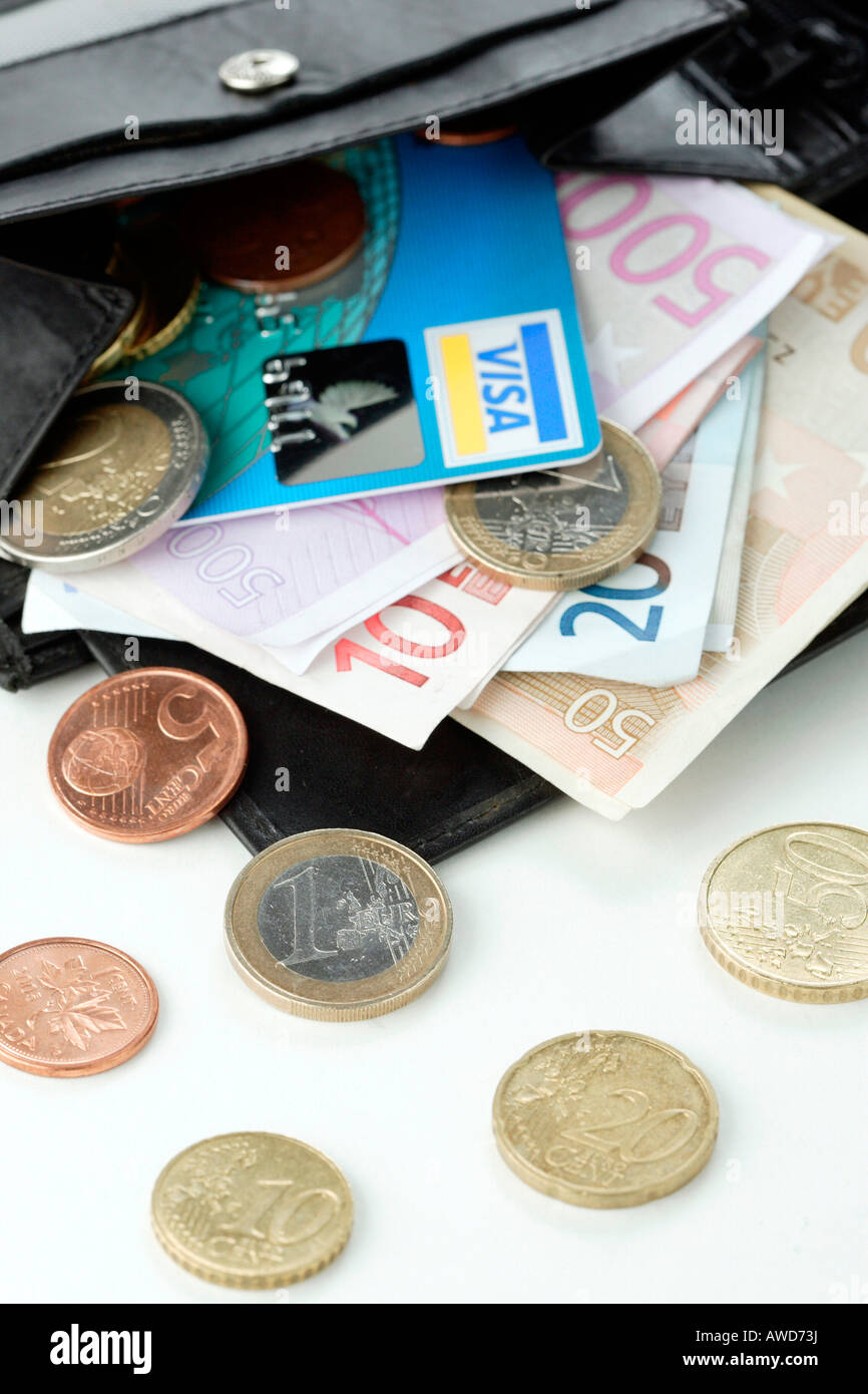 Tarjeta de crédito VISA, los billetes y monedas de euros saliendo de un bolso Foto de stock