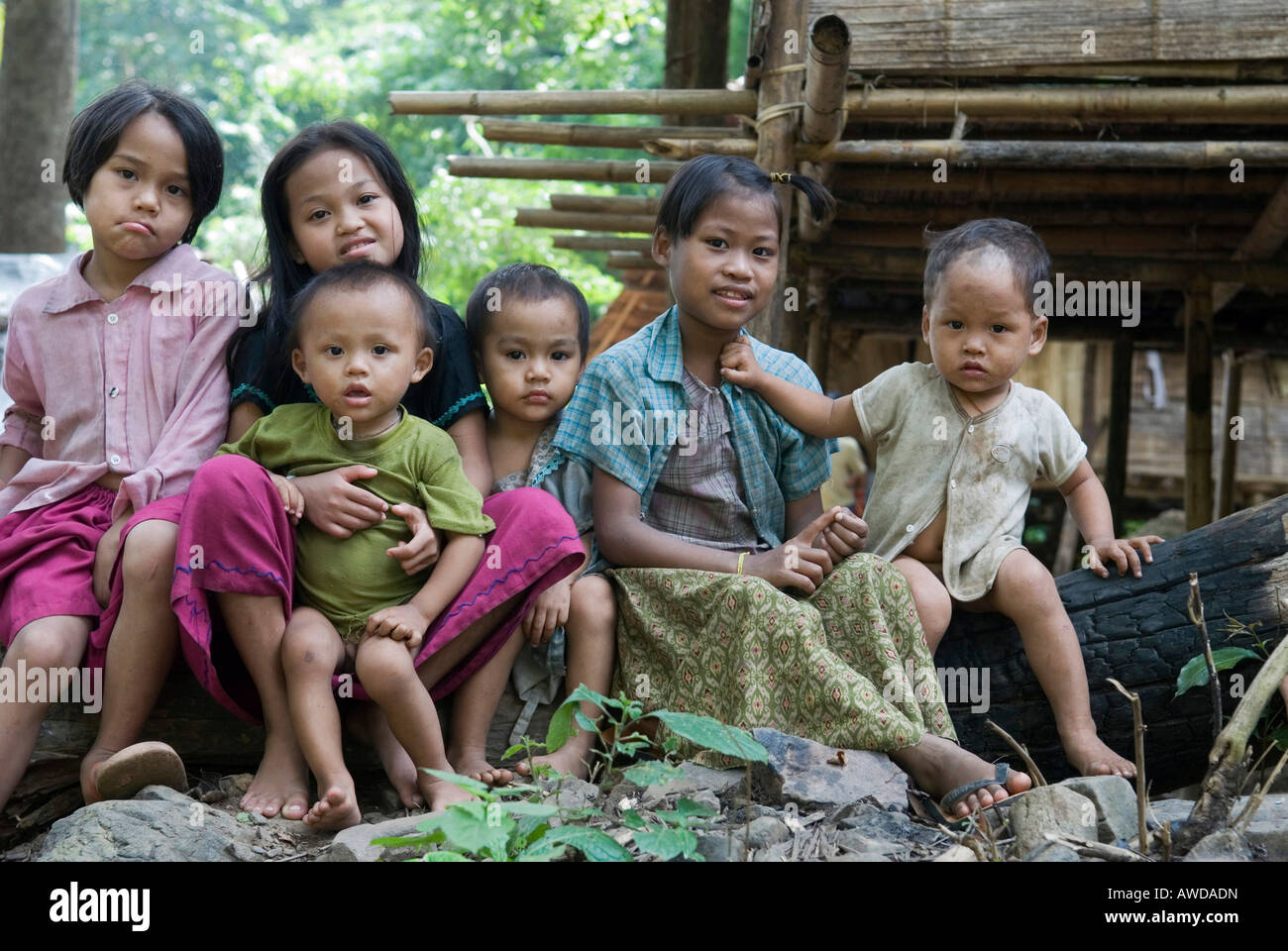Los niños en el campamento de IDP-Oh Win Hta, desplazados en la frontera de Tailandia, cerca de Mae, Birma Raep Sam Foto de stock