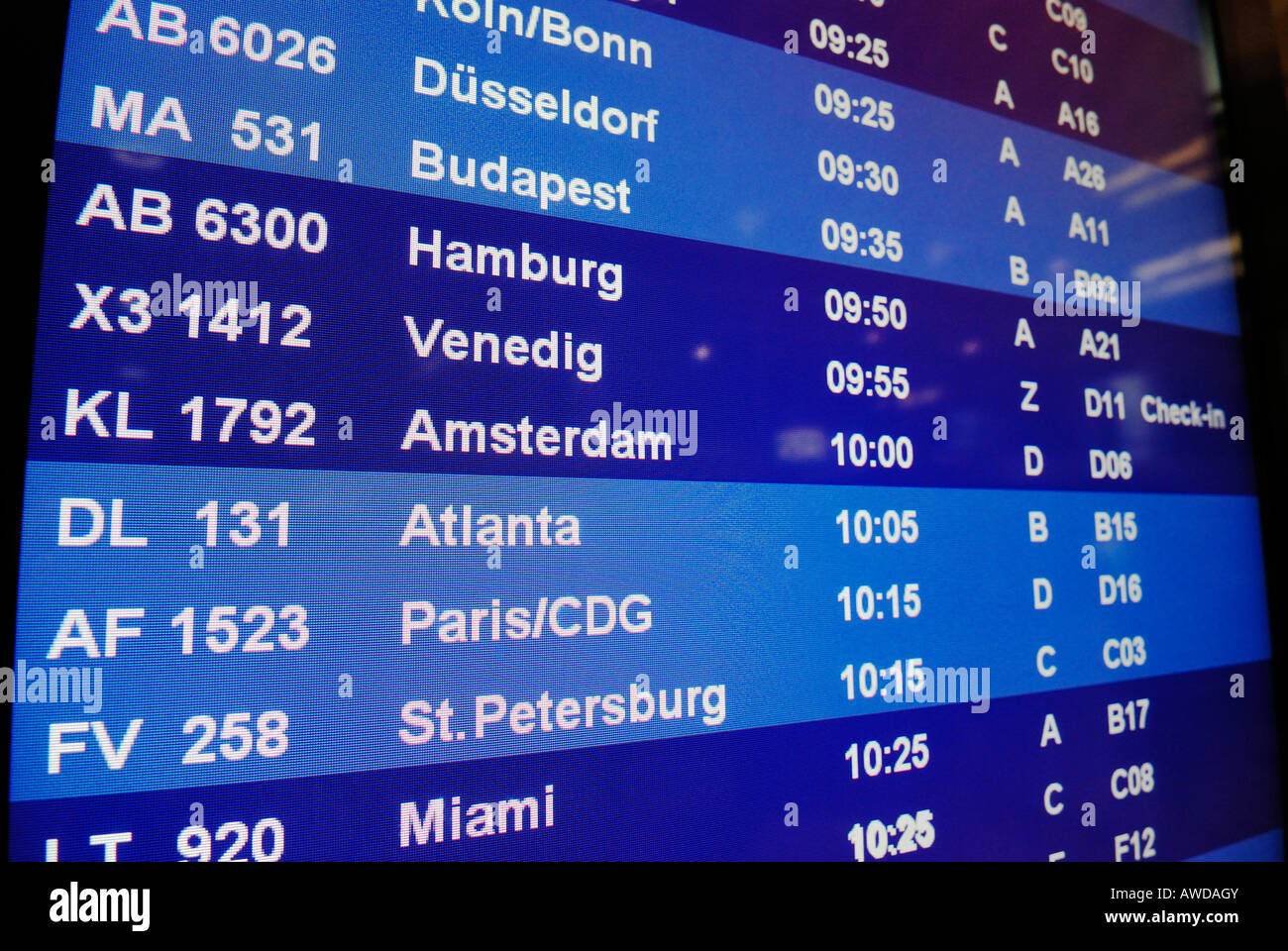Pantalla azul con la lista de vuelos y los nombres de las ciudades en un  aeropuerto Fotografía de stock - Alamy