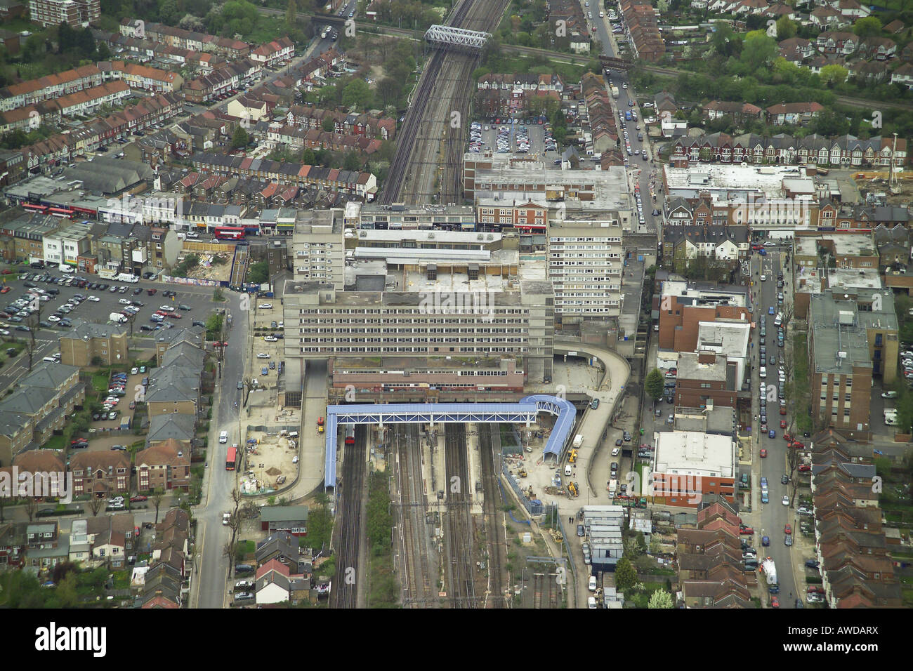 Vista aérea de la estación de Wembley Central sobre la carretera en Wembley, Middlesex Foto de stock