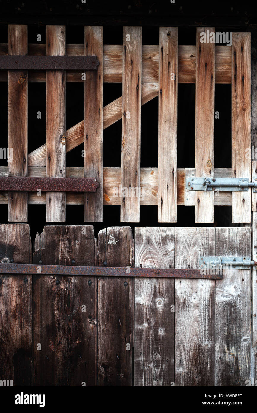 Puerta de corral con sombras, patrones de madera y hermosos contrastes  Fotografía de stock - Alamy