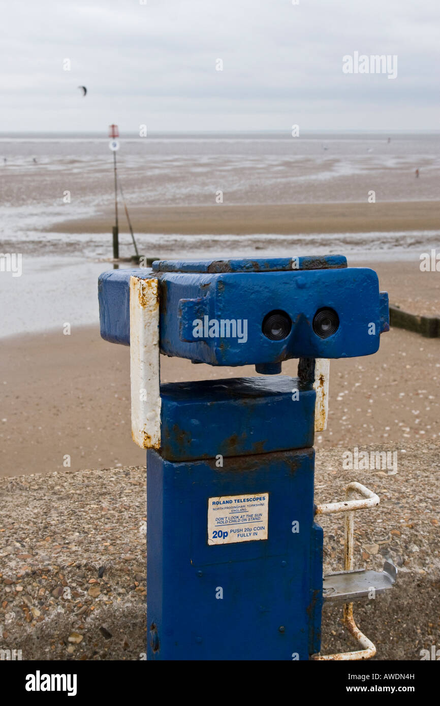 Los prismáticos de la playa con vistas al mar Foto de stock