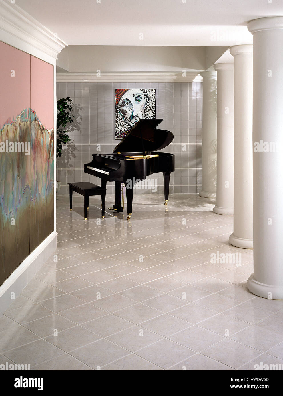 Habitación interior con suelos de baldosa pasillo entrada grand piano  columnas dóricas metro style suelo de baldosas de cerámica de peinado  Fotografía de stock - Alamy