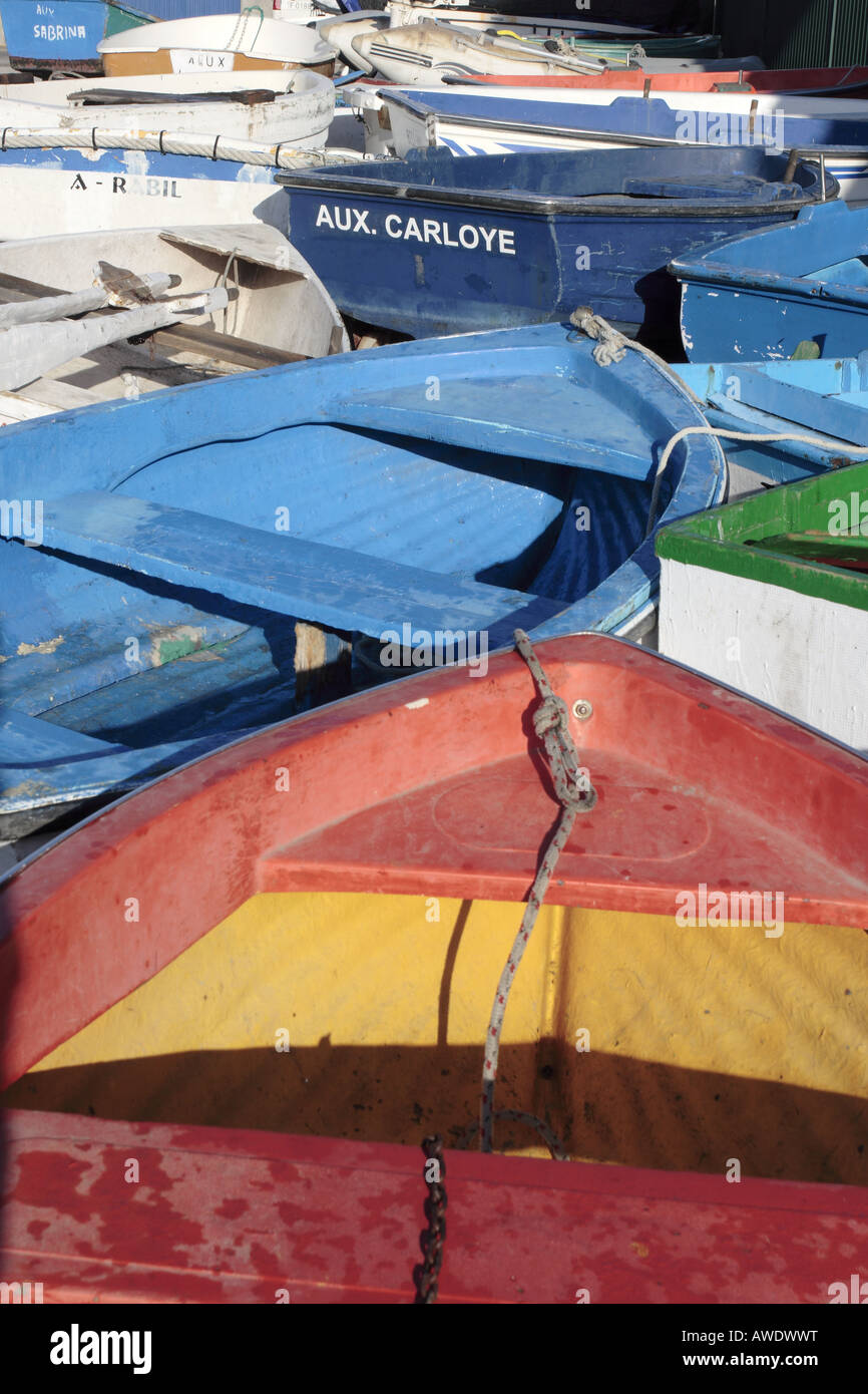 Embarcaciones auxiliares que son utilizadas por los pescadores para salir a sus amarres Foto de stock