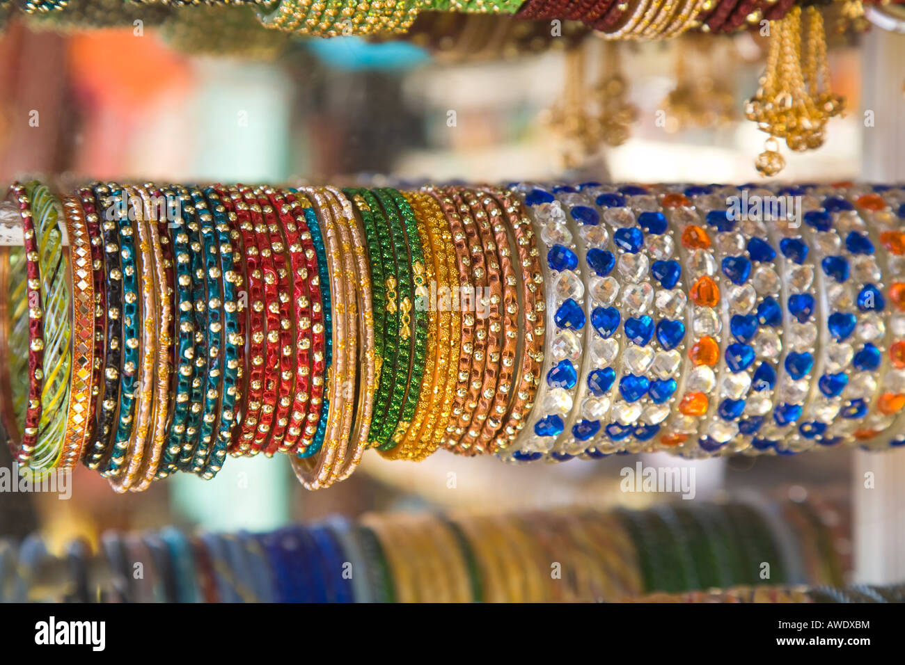 CALIFORNIA Santa Bárbara Abalorios pulseras de colores colgando en la varilla Indian tienda mostrar Fotografía de stock - Alamy