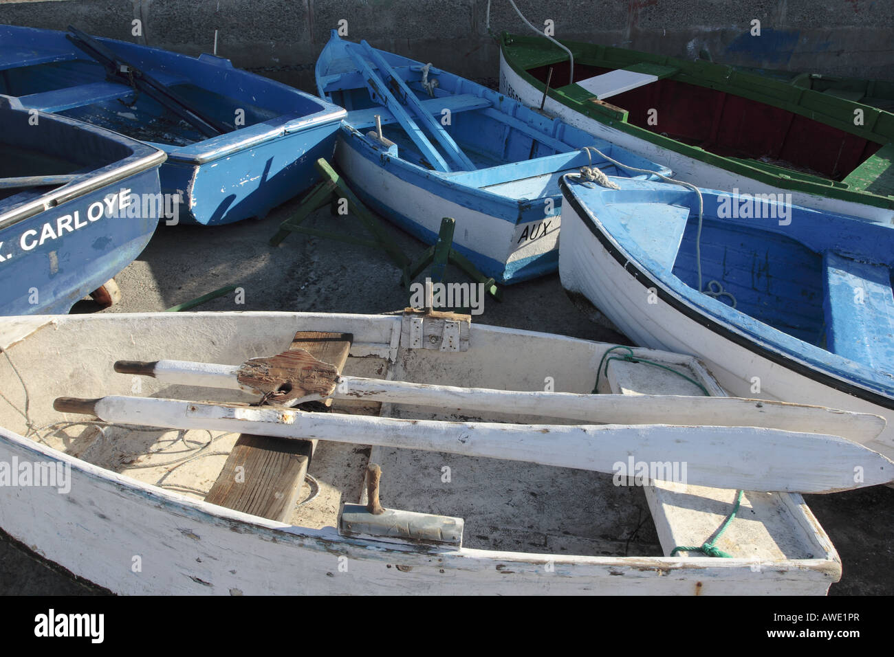 Embarcaciones auxiliares que son utilizadas por los pescadores para salir a sus amarres Foto de stock