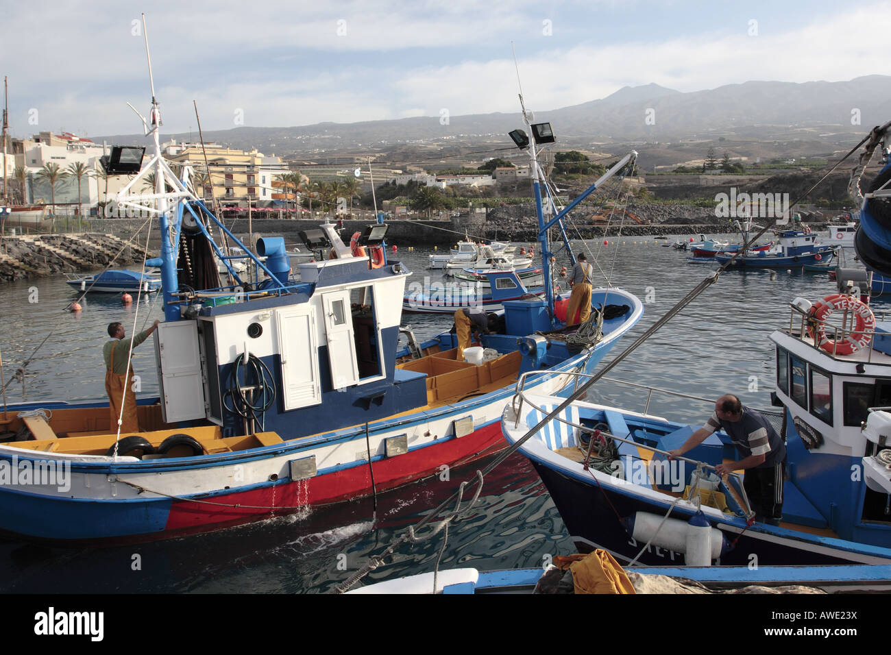 Atracadero de barcos de pesca después de la descarga en Playa San Juan Tenerife Islas Canarias el Teide al fondo Foto de stock