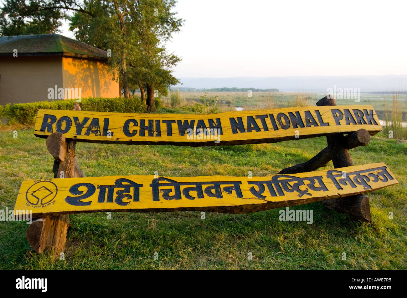 La puerta de entrada del Real Parque Nacional de Chitwan parque nacional NEPAL Asia firmar cartas de texto aviso junta sign-board Foto de stock