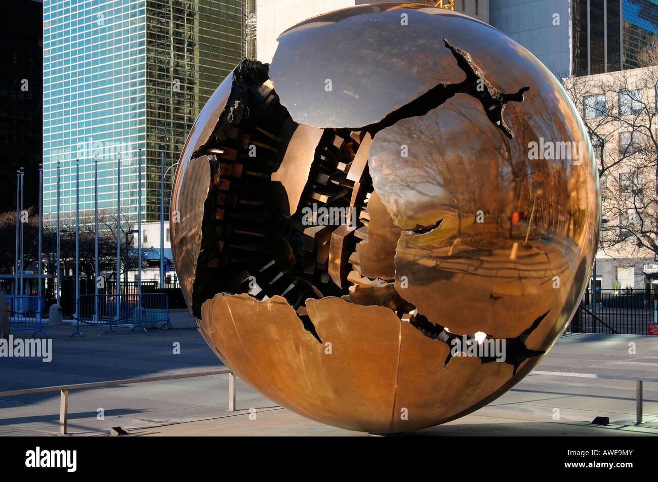 Escultura en bronce de la Esfera dentro de la esfera de Arnaldo Pomodoro, jardín de la ONU, Nueva York, EE.UU. Foto de stock