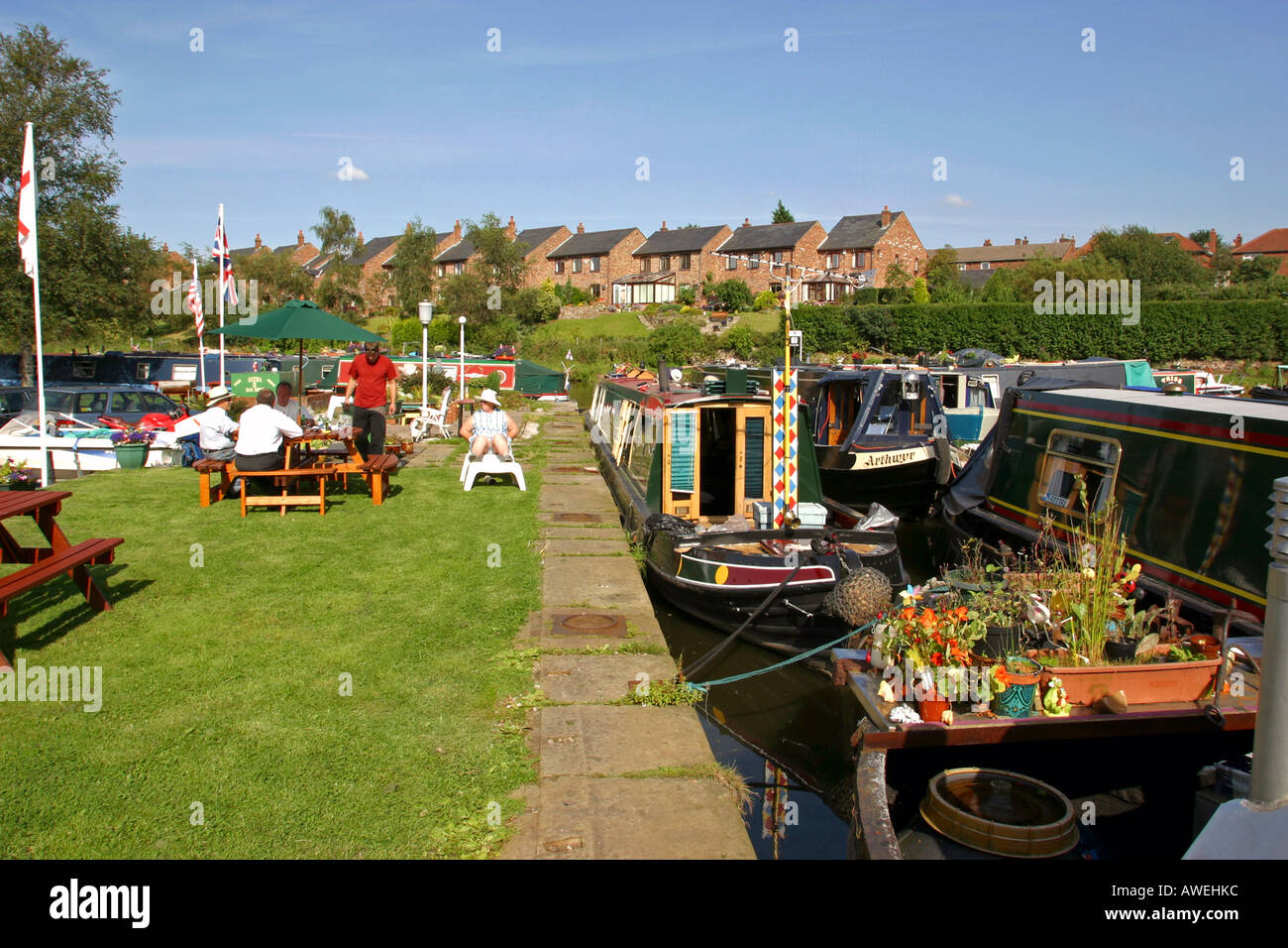 Inglaterra Cheshire Macclesfield Canal en Brook Street Basin personas relajante en sun en waterside Foto de stock