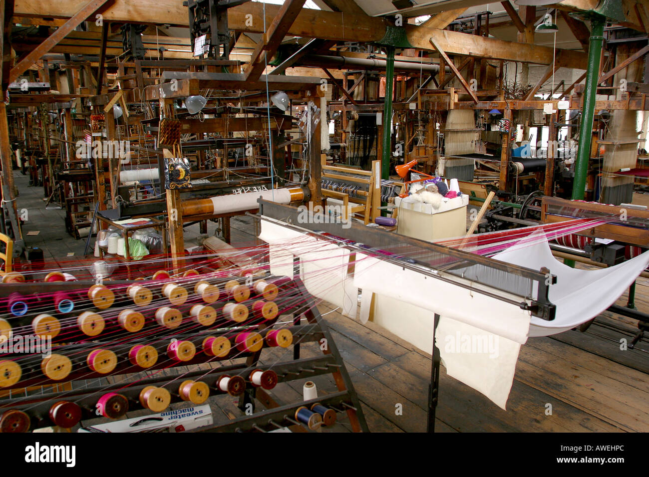 Inglaterra Cheshire Macclesfield Silk Museum Paradise Mill coloridas bobinas en tejer derramó Foto de stock