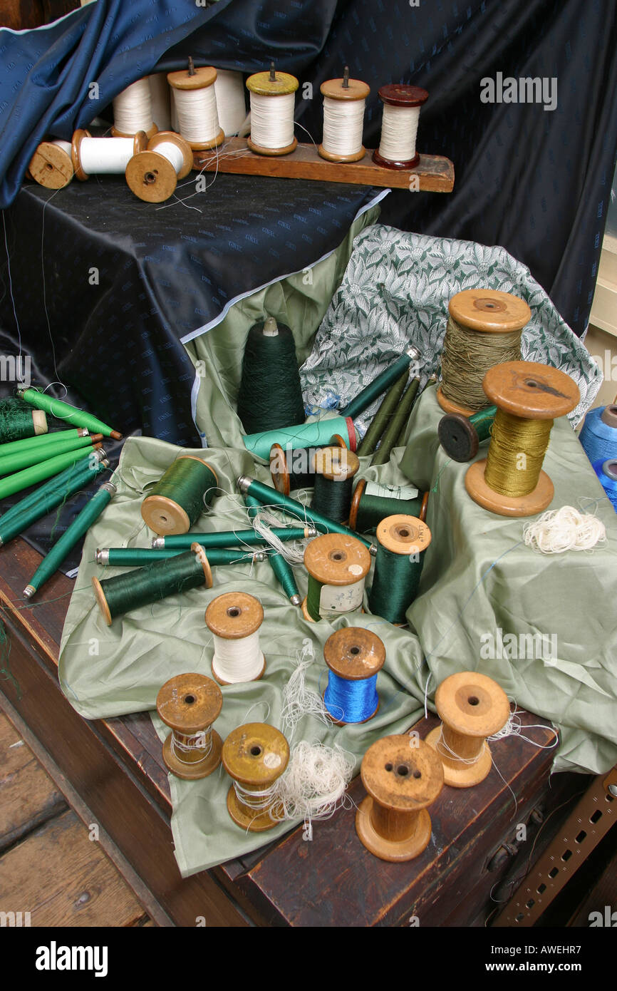 Inglaterra Cheshire Macclesfield Silk Museum Paradise Mill tejiendo derramó visualización de bobinas Foto de stock