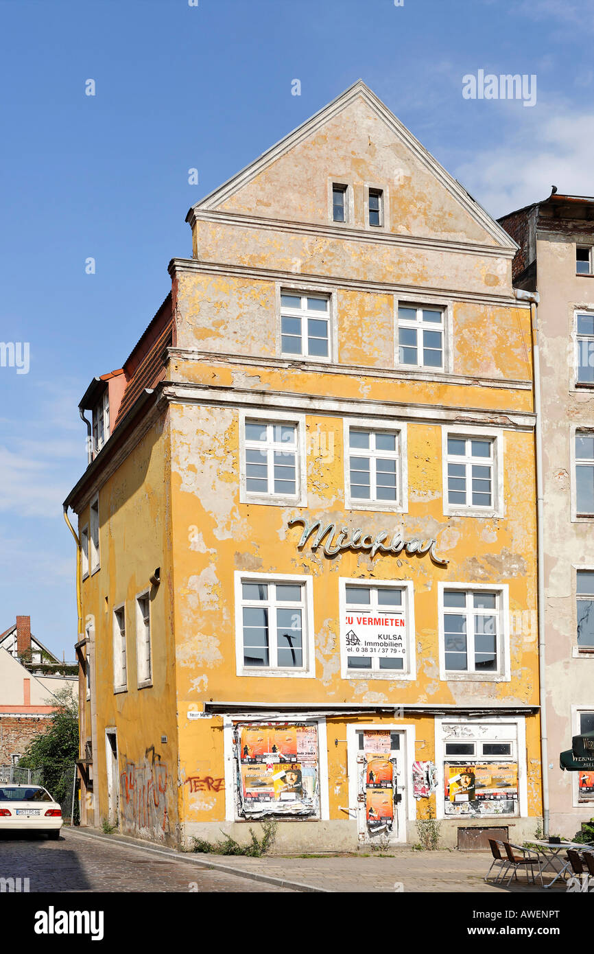 Casa abandonada, viejo cartel 'Milchbar' (Milk Bar), Stralsund, Mecklemburgo-Pomerania Occidental, Alemania, Europa Foto de stock