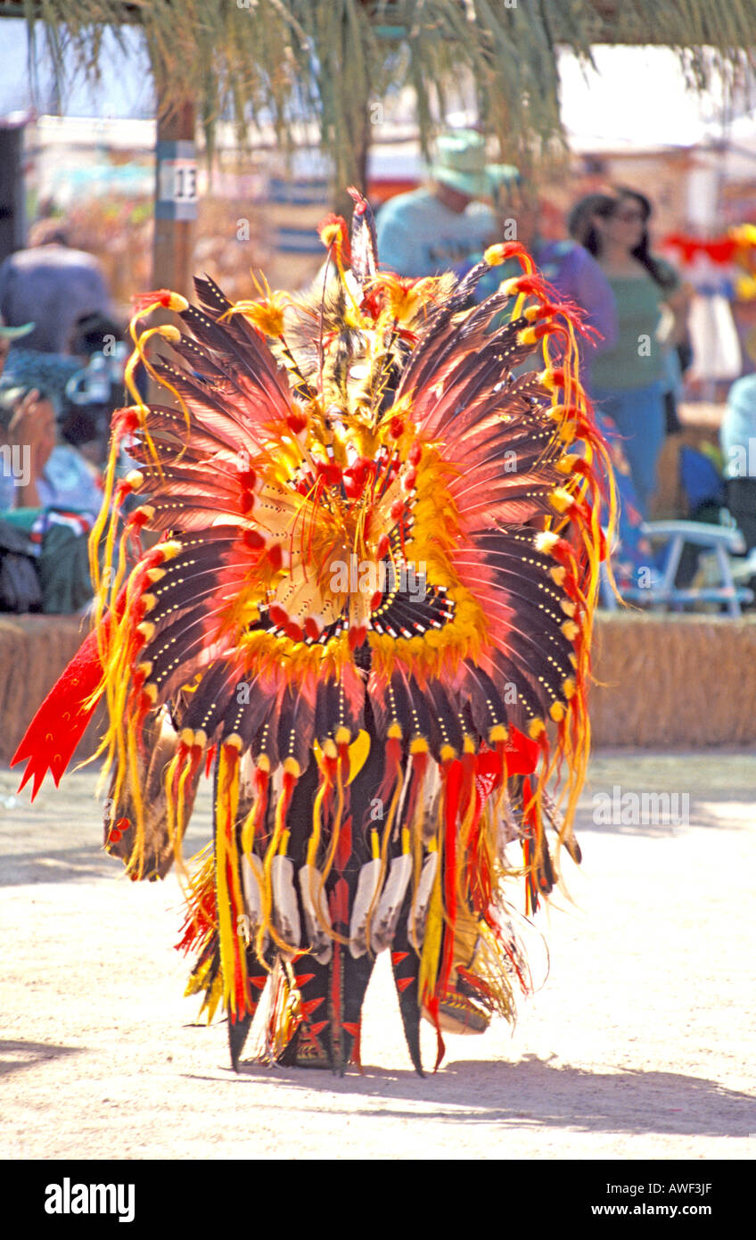 Indios Norteamericanos Nativos de competencia al bailarín Indio Pow Wow organizado por el Cabazon de Indios de la misión Foto de stock