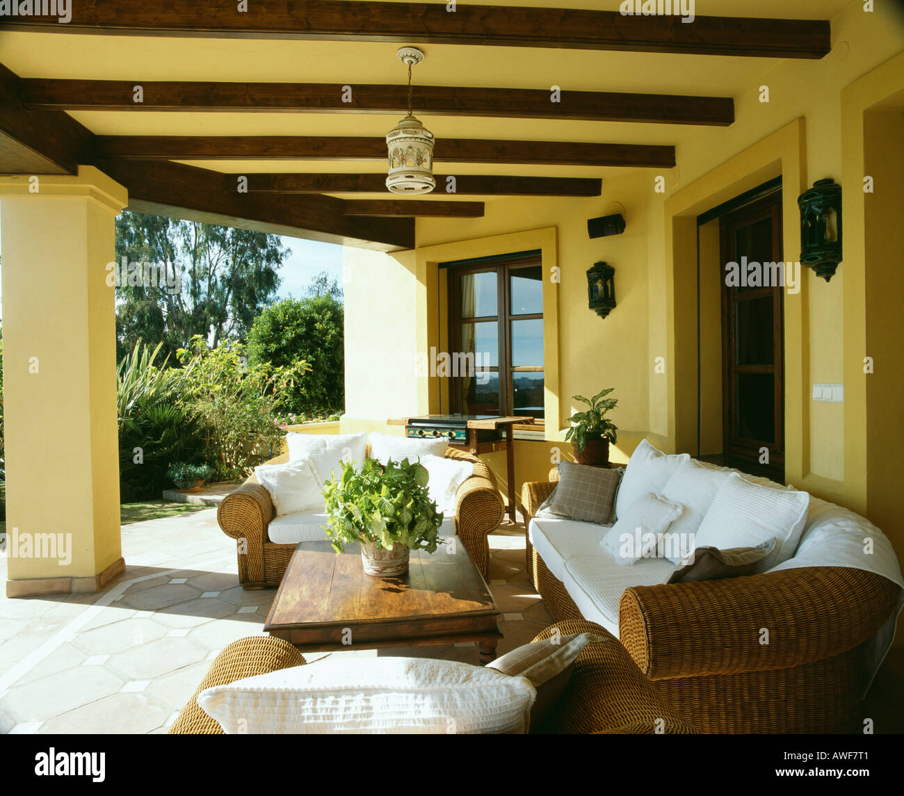 Cojines blancos sobre grandes sofás y sillones de mimbre en la terraza del  Villa Española Fotografía de stock - Alamy