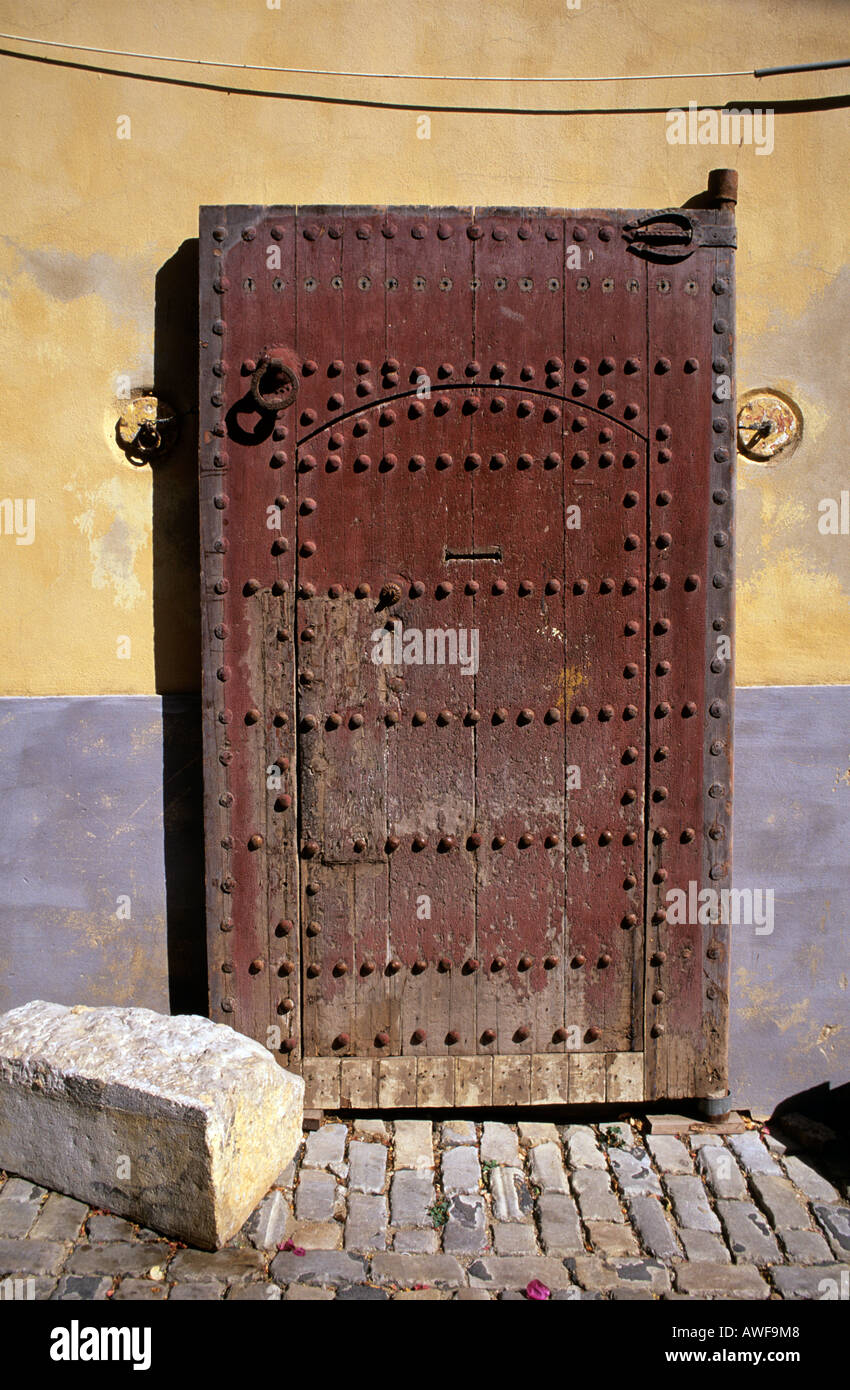 Antigua puerta de hierro con espárragos y bisagras, Portugal Foto de stock