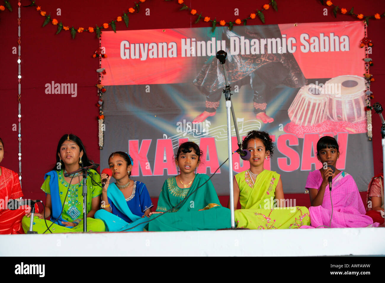 Músicos de etnia india en un festival hindú, Georgetown, Guyana, Sudamérica Foto de stock