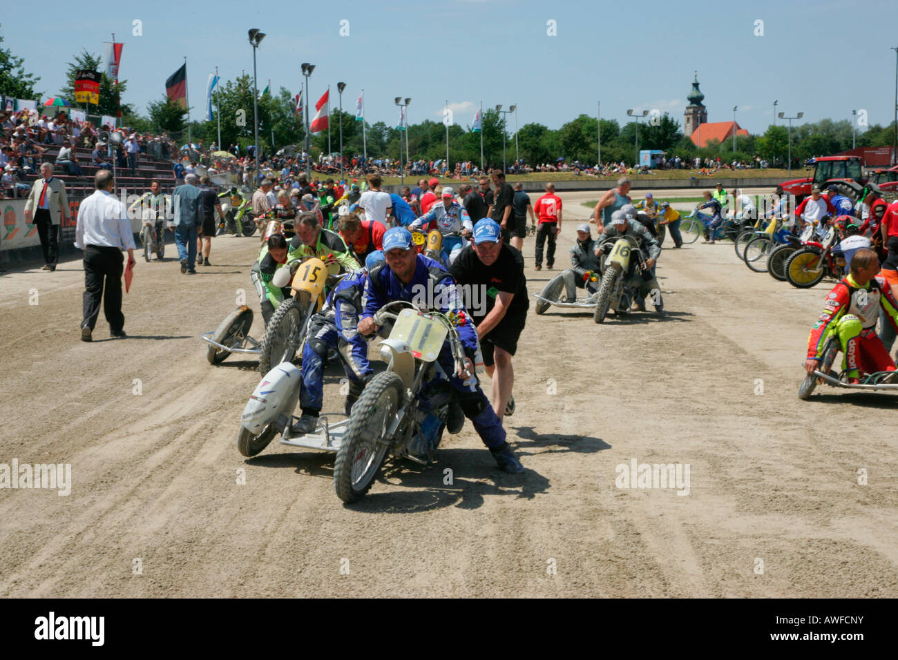 Sidecar motocicletas en la línea de partida, carrera de motocicletas internacional por una pista de tierra speedway en Muehldorf am Inn, Superior Bav Foto de stock