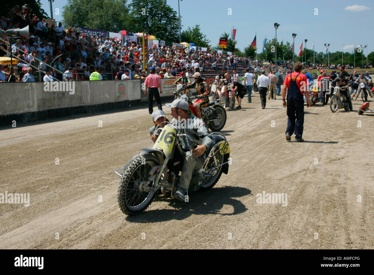 Sidecar motocicletas en la línea de partida, carrera de motocicletas internacional por una pista de tierra speedway en Muehldorf am Inn, Superior Bav Foto de stock