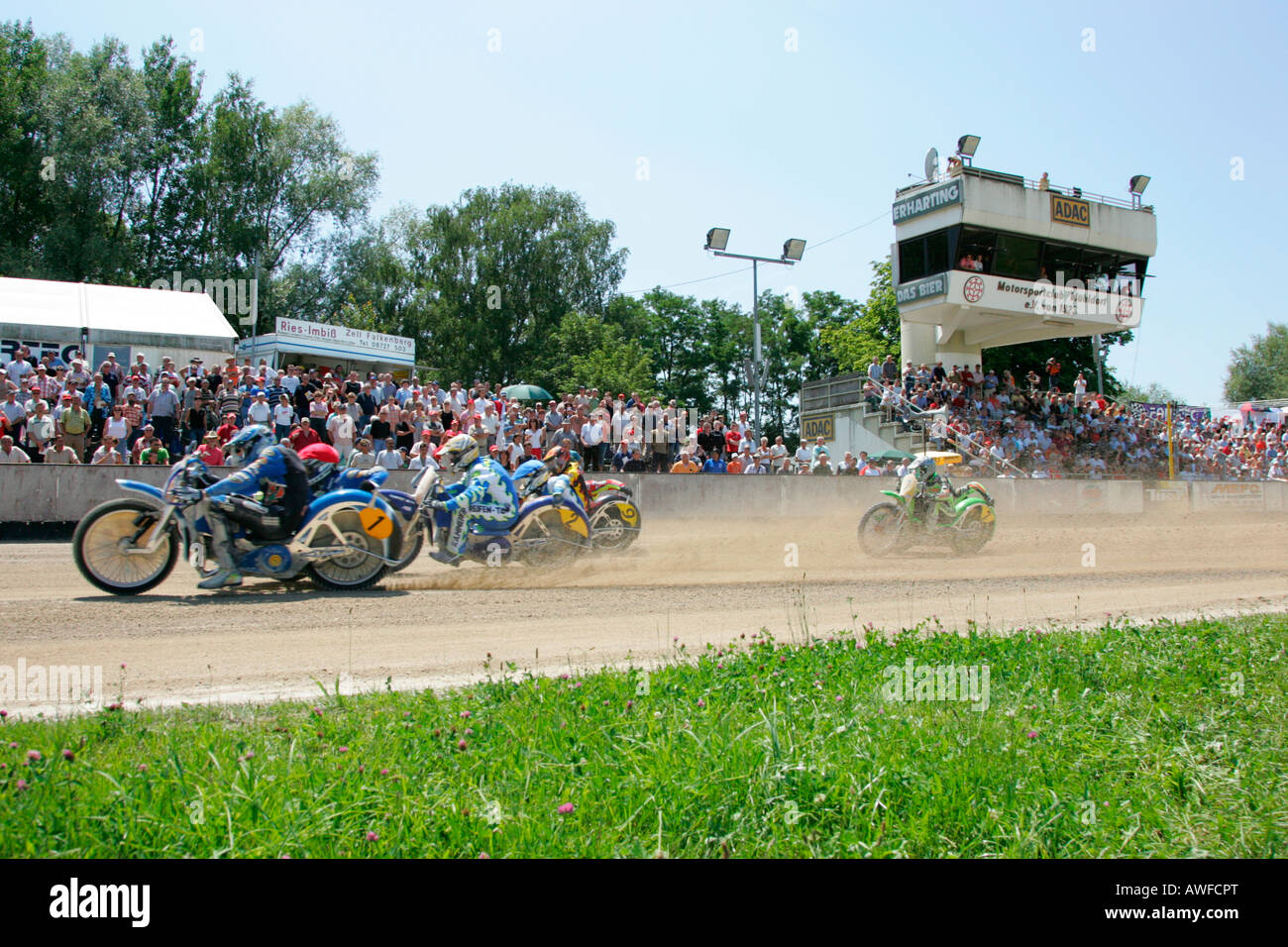 Sidecar motocicletas en la línea de partida, carrera de motocicletas internacional por una pista de tierra speedway en Muehldorf am Inn, Superior Bav Foto de stock