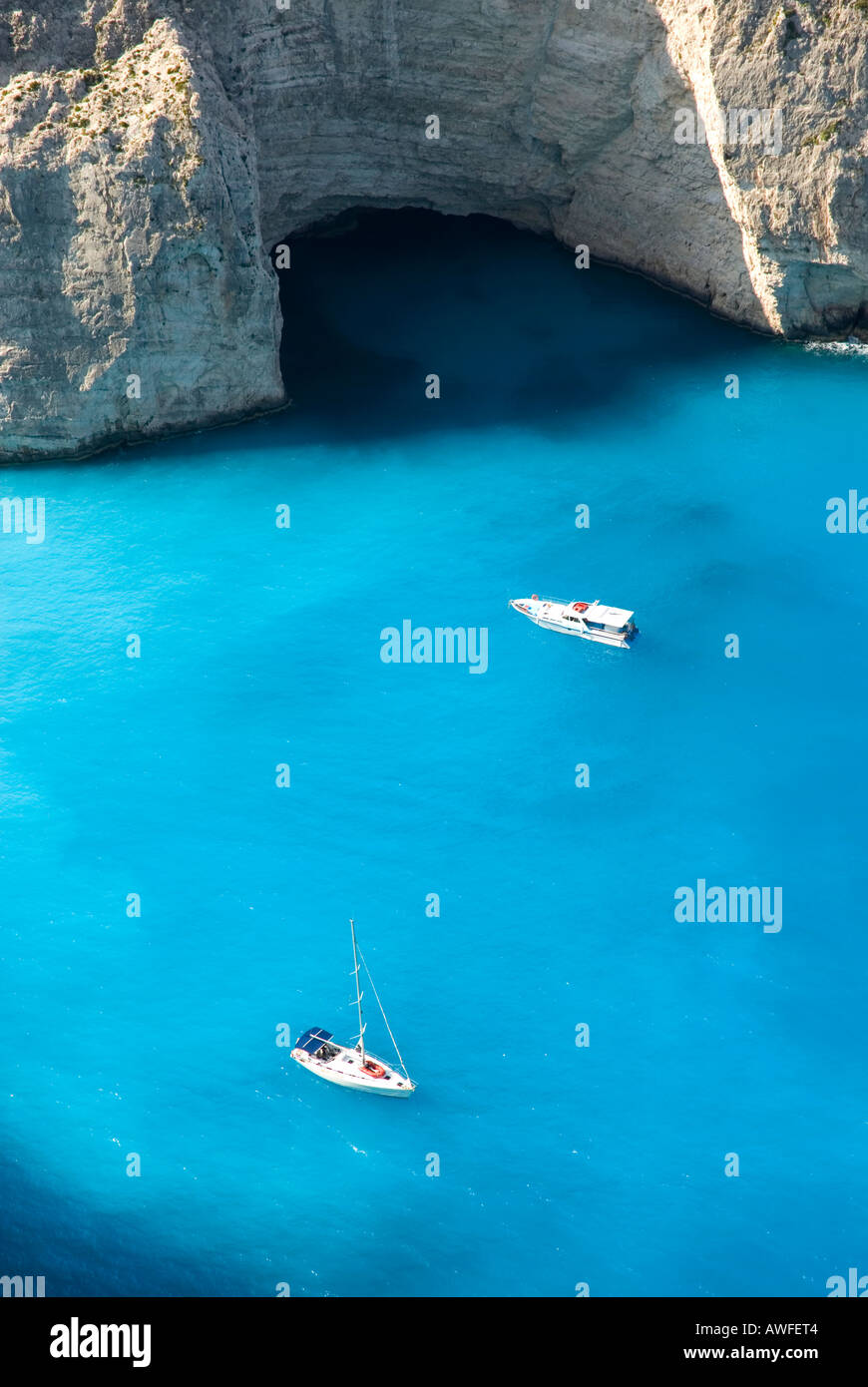 Barcos en Shipwreck Cove, Zakynthos, Grecia Foto de stock