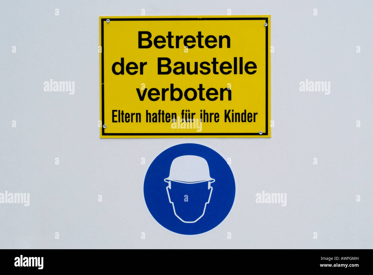 Construcción de signo (alemán): "No hay entradas" y la etiqueta azul simbolizando que cascos deben ser usados en el sitio Foto de stock