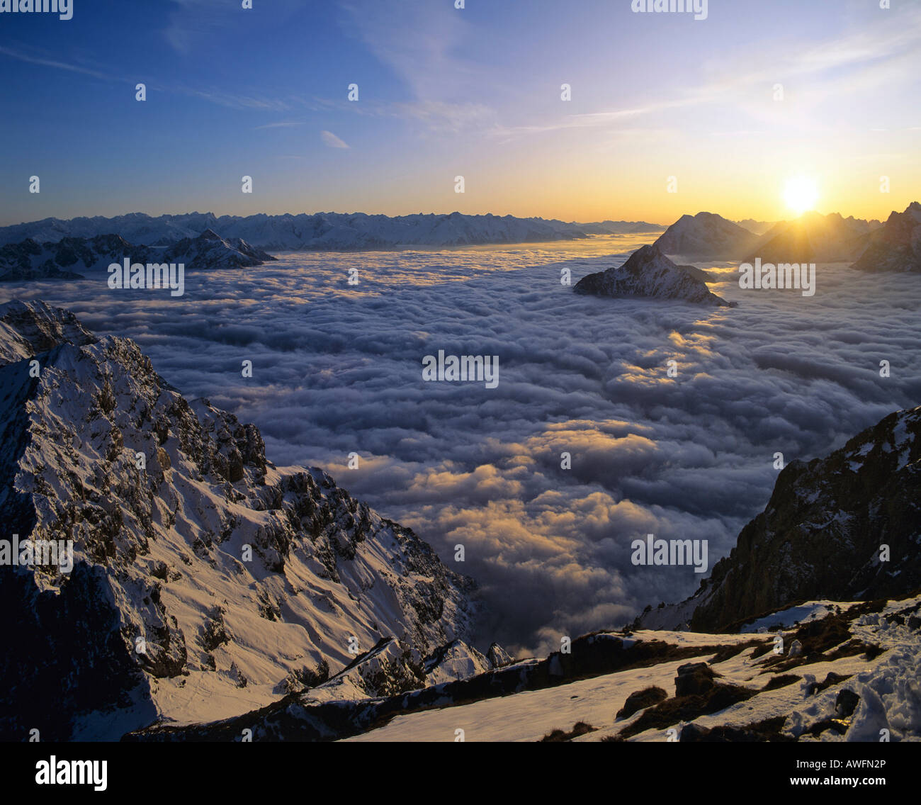 Puesta de sol, vista hacia Tirol desde el pico Linderspitze Karwendel, Rango, Mittenwald, Alta Baviera, Baviera, Alemania, Europa Foto de stock