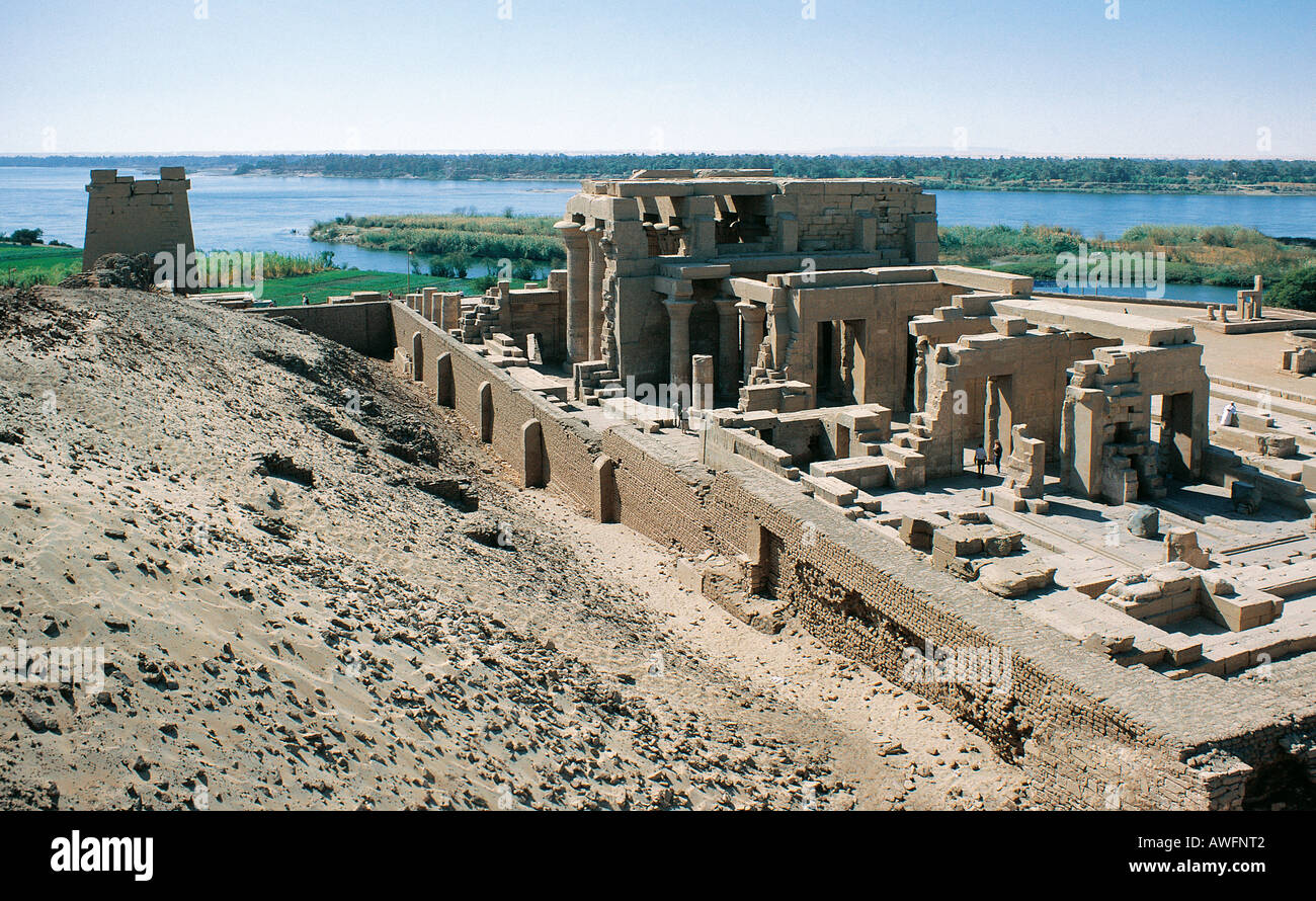 Las ruinas del templo de Kom Ombo con el río Nilo en Egipto el fondo Foto de stock