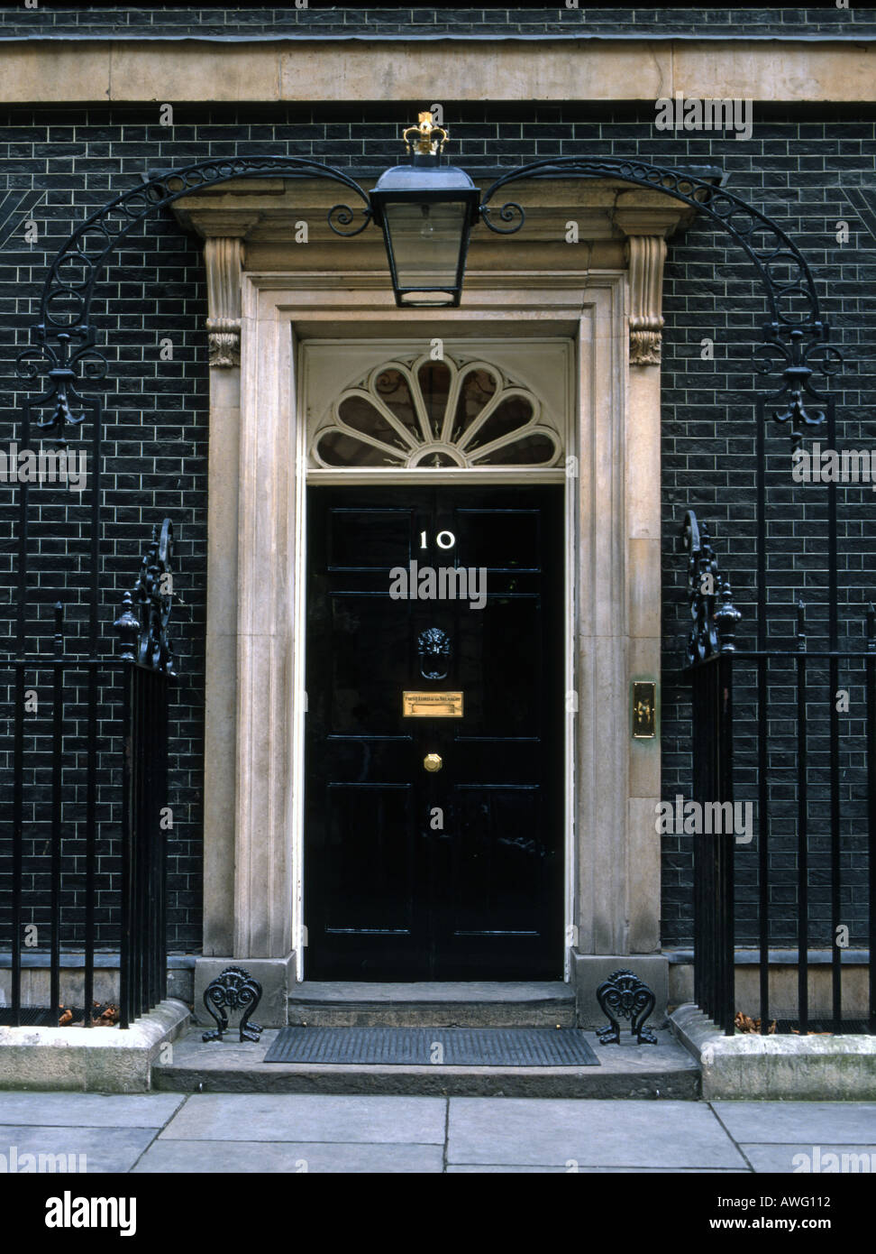 Gran Bretaña puerta delantera más famosa del 10 de Downing street. 10 de Downing St es la casa en Londres del primer ministro del Reino Unido. La famosa puerta delantera. Foto de stock