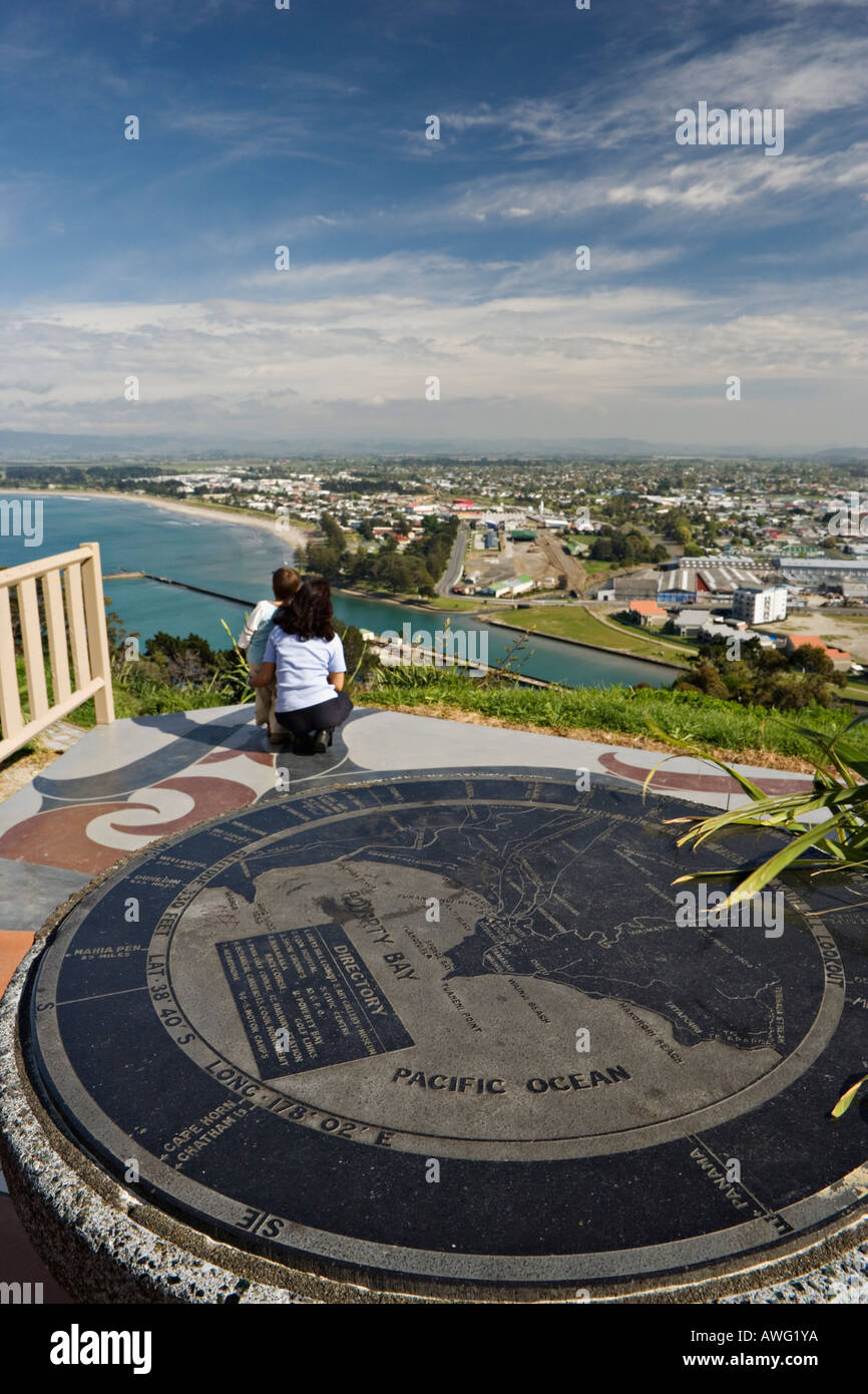 Vista sobre la pobreza y la Bahía de Gisborne desde la Plaza James Cook Vista sobre la pobreza y la Bahía de Gisborne desde la Plaza James Cook