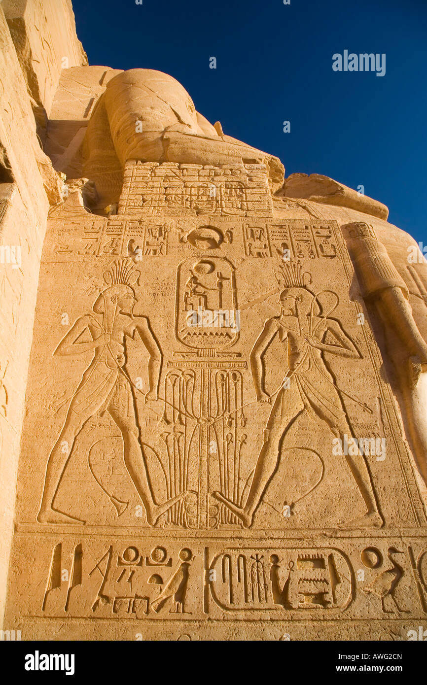 El Gran Templo de Abu Simbel socorro exterior contra el cielo azul Egipto África del Norte Foto de stock