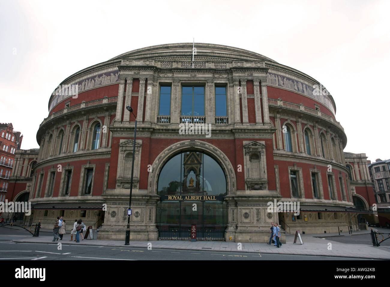 La mundialmente famosa atracción turística emblemático edificio victoriano, el Royal Albert Hall de Londres Kensington Inglaterra Gran Bretaña UK EU Foto de stock