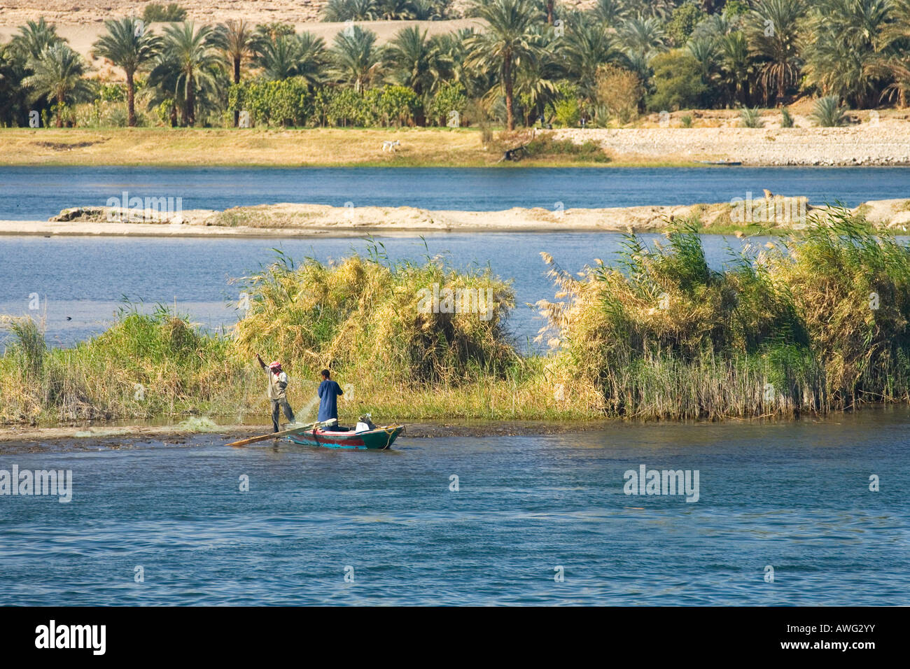 Los egipcios en un pequeño bote de pesca en el río Nilo Egipto África del Norte Foto de stock
