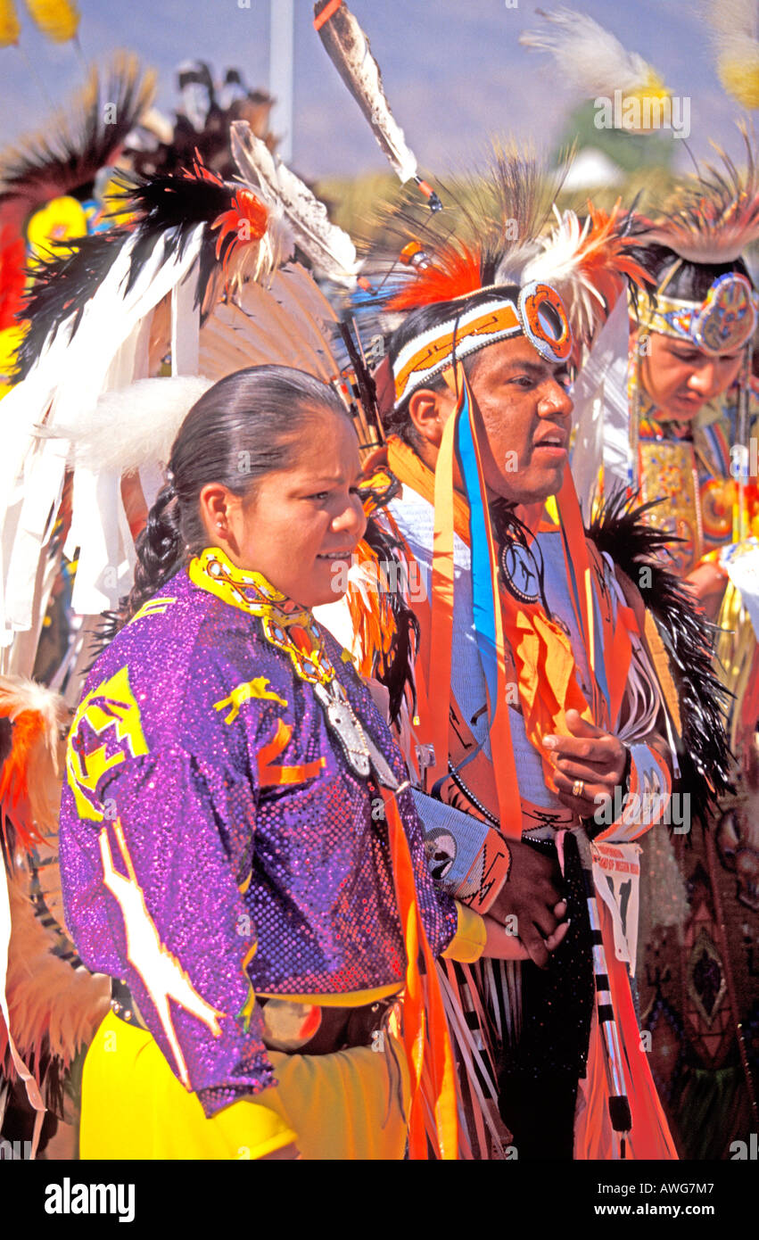Indios Norteamericanos Nativos competencia bailarines en los Pow Wow Indio organizado por la Cabazon de Indios de la misión Foto de stock
