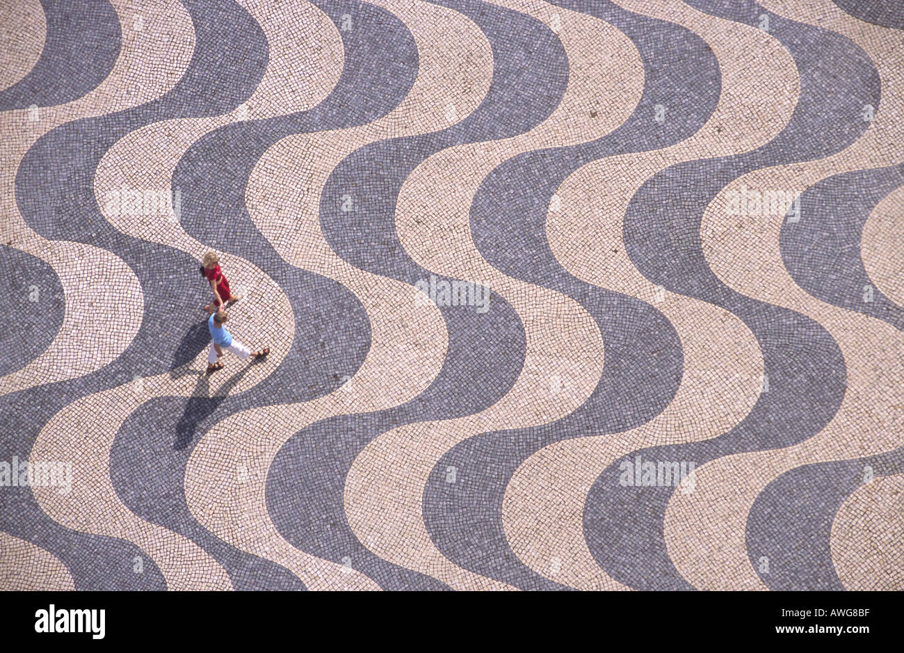 Los turistas que caminan sobre un suelo de mosaico cerca Padrao dos Descobrimentos Lisboa Portugal Belem Foto de stock