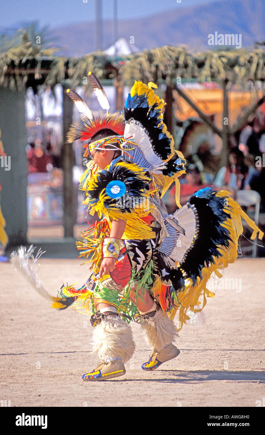 Indios Norteamericanos Nativos de competencia al bailarín Indio Pow Wow