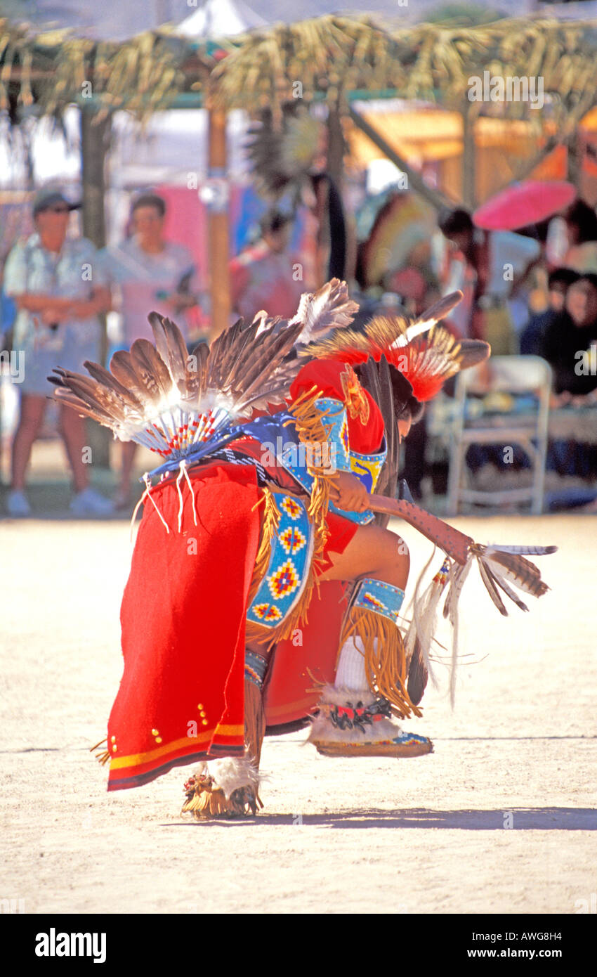 Indios Norteamericanos Nativos de competencia al bailarín Indio Pow Wow