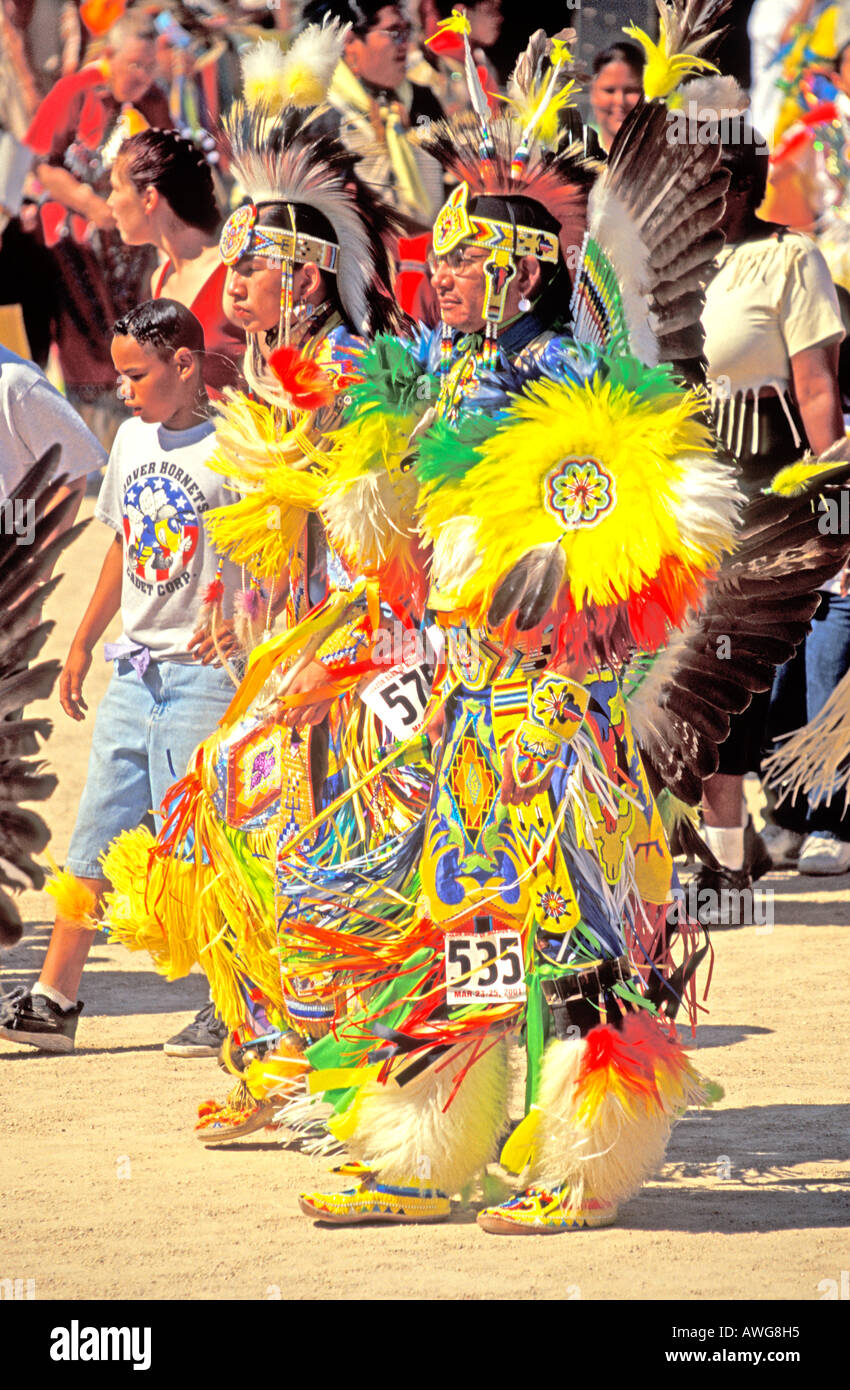 Indios Norteamericanos Nativos de competencia al bailarín Indio Pow Wow organizado por el Cabazon de Indios de la misión Foto de stock