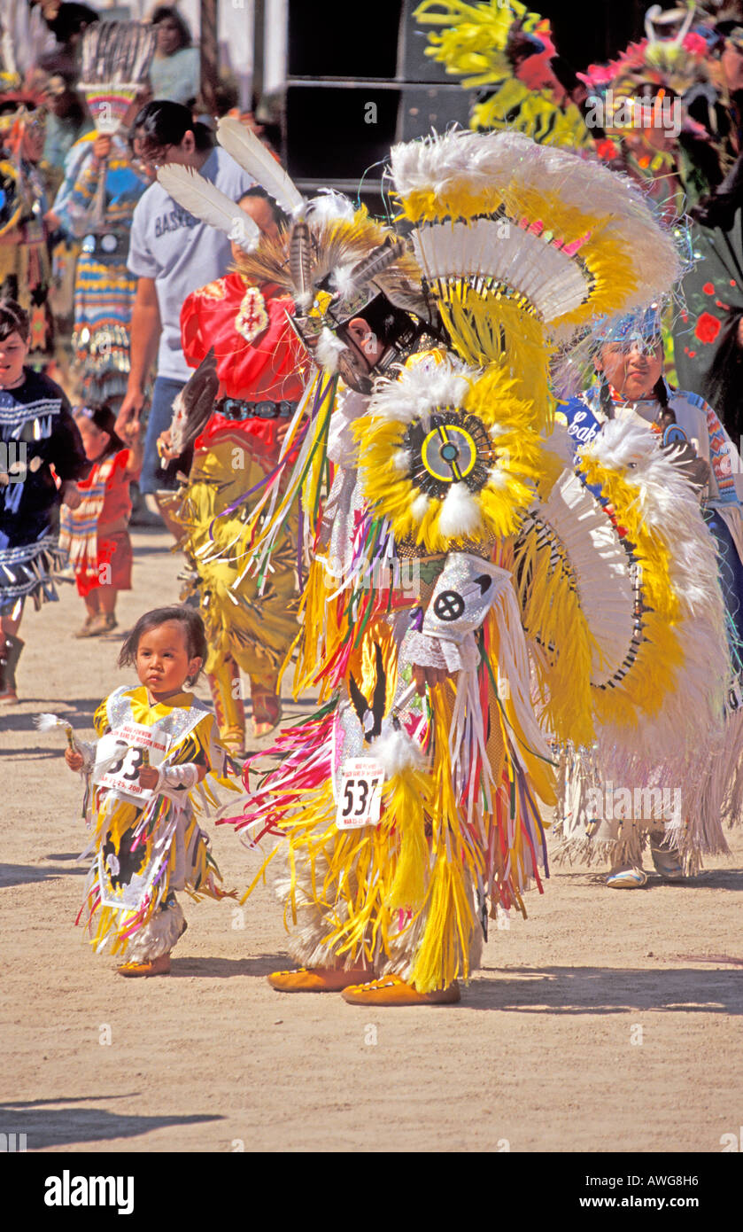 Indios Norteamericanos Nativos de competencia al bailarín Indio Pow Wow
